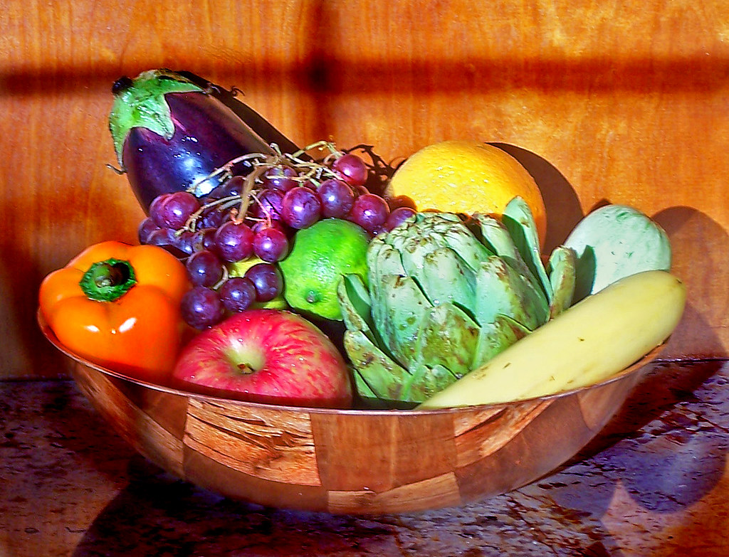 Verduras frescas, pescado y frutos secos sobre una mesa