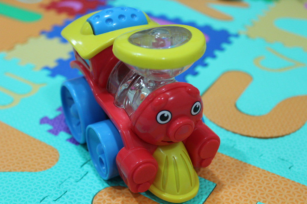 Un bebé jugando con un juguete blando