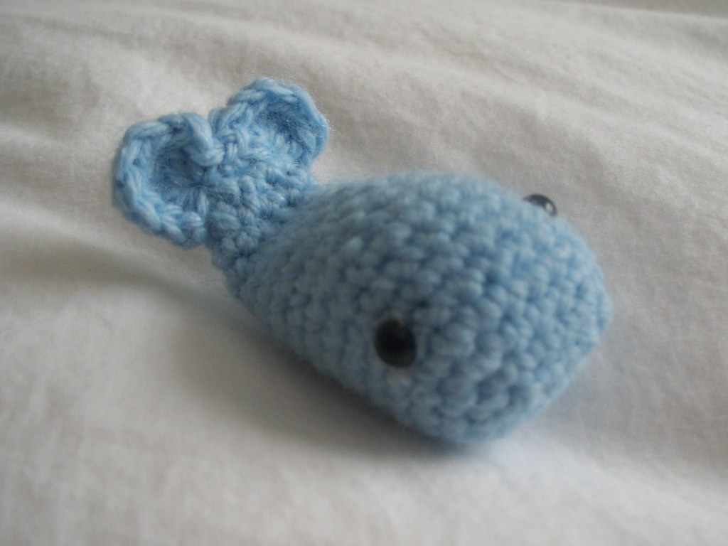 Ein selbst gehäkeltes Babygeschenk mit Schleife