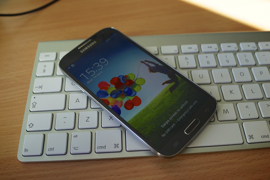 Un mensaje sospechoso en la pantalla de un teléfono con una alerta de seguridad