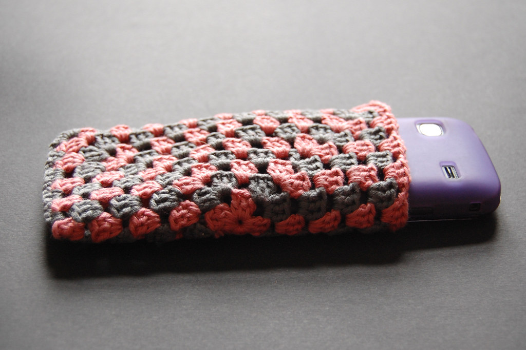 Un granny square multicolore en cours de réalisation