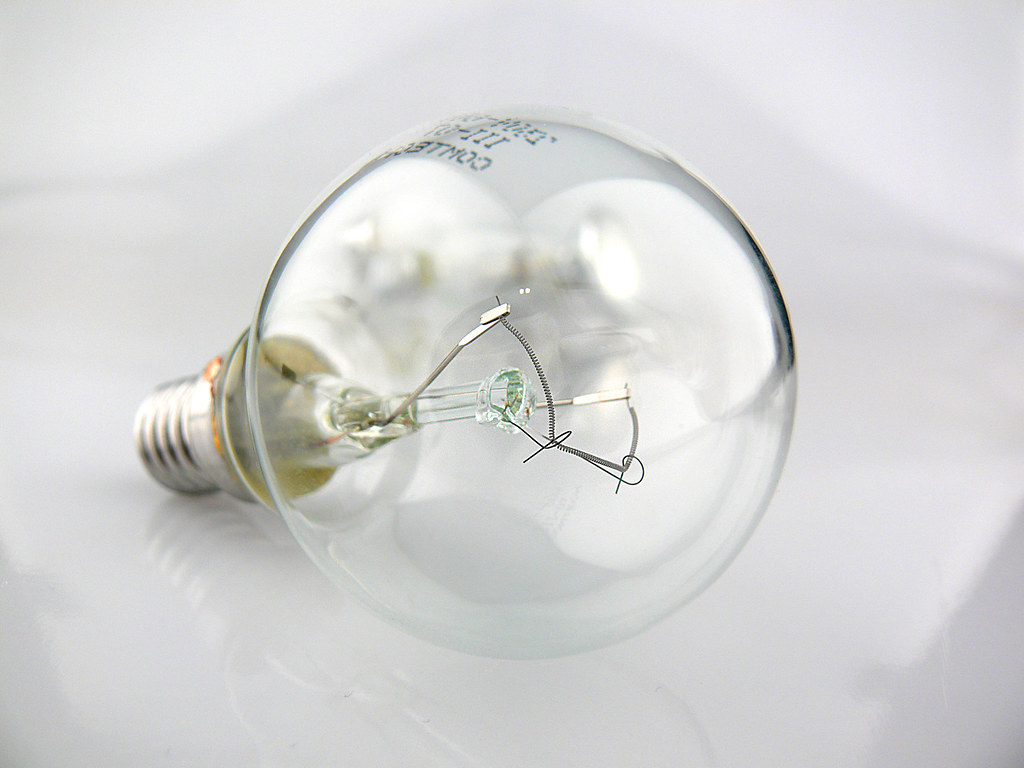 مقارنة بين مصباح LED ومصباح تقليدي