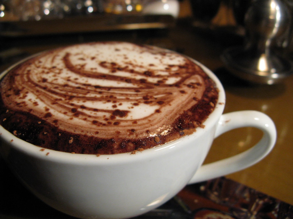 Deux tasses de café sur une table