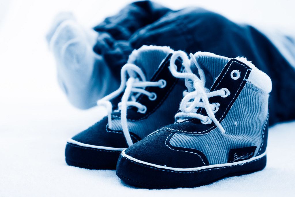 Los pies de un bebé con calcetines suaves