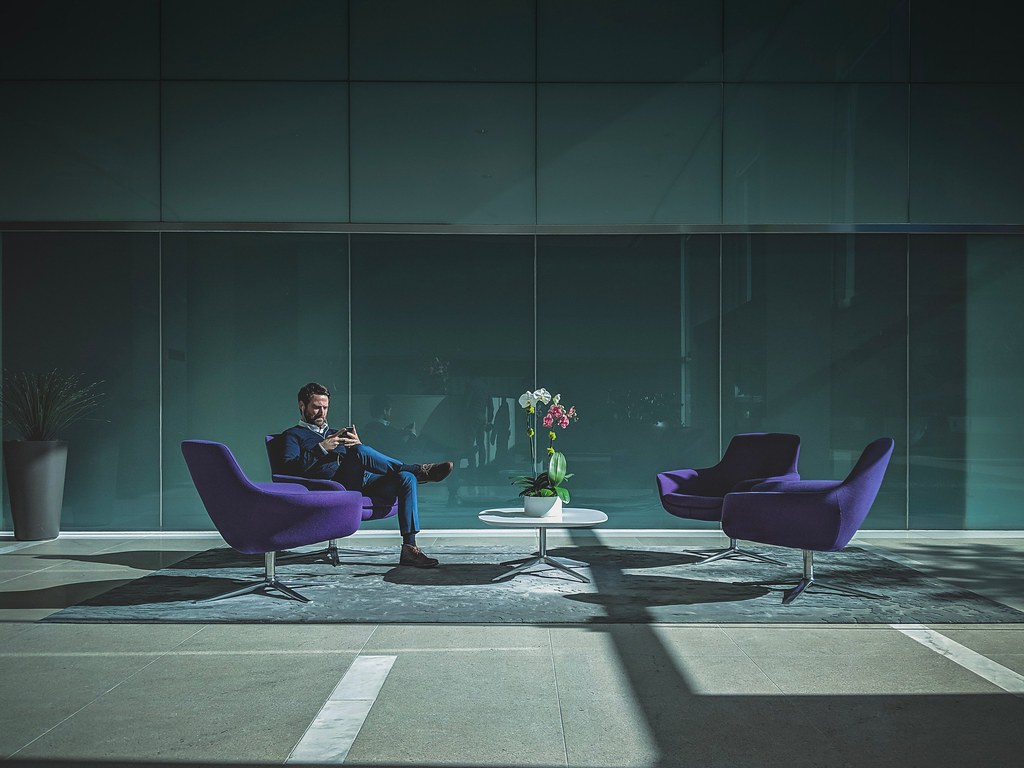 Des coussins posés sur un fauteuil