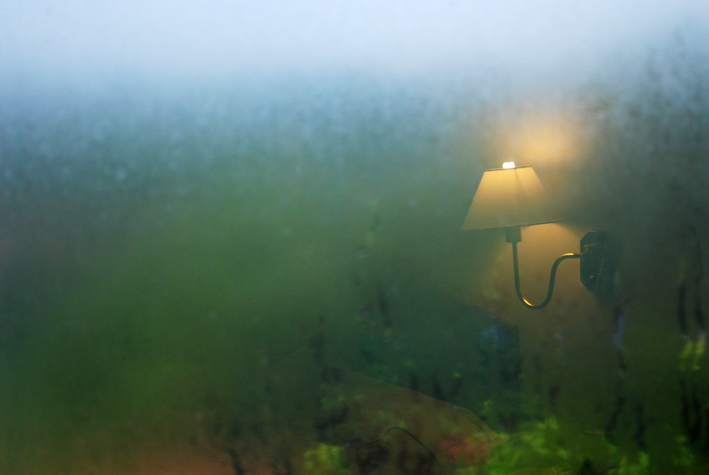 Une chambre calme avec une fenêtre