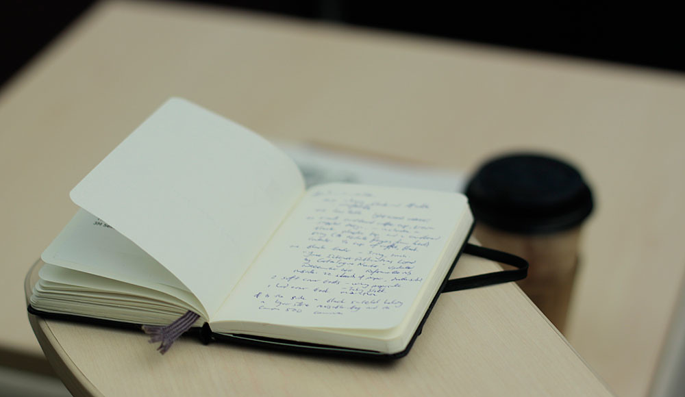 Espace de travail rangé avec carnet