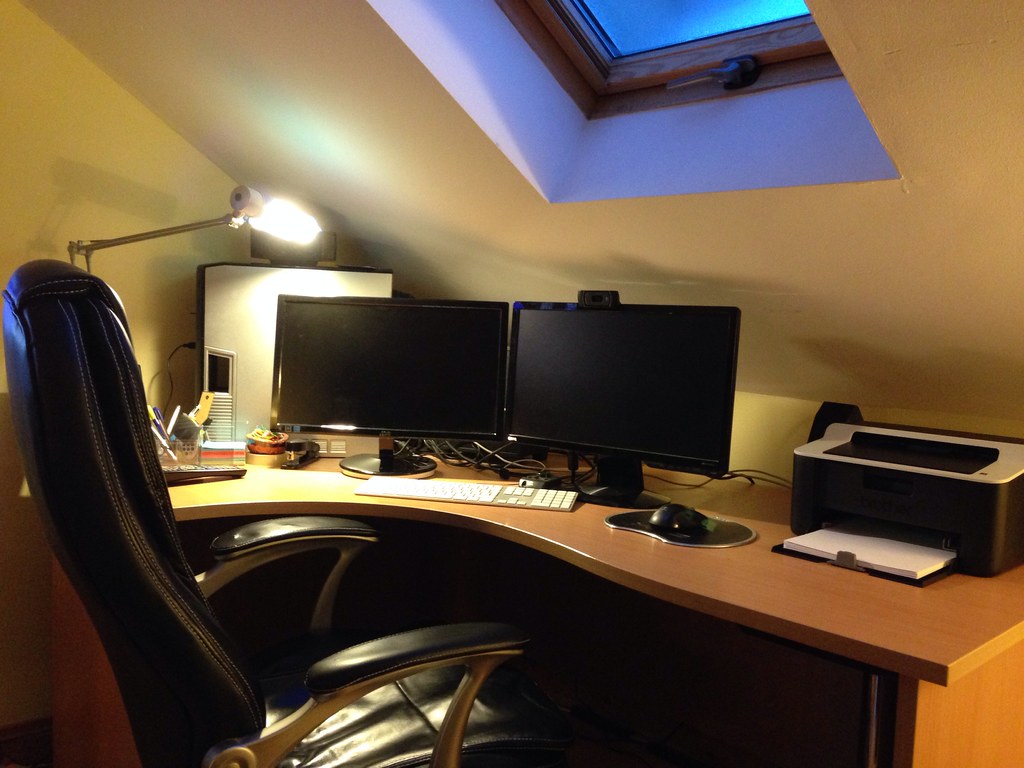 Un bureau à domicile avec un ordinateur portable