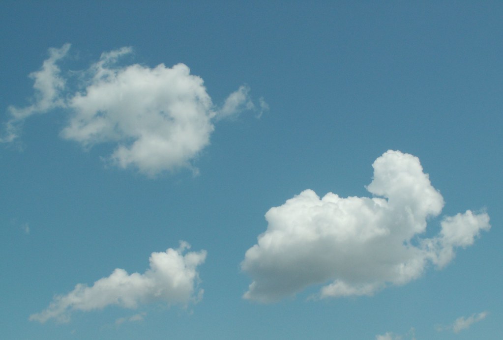 Ein klarer blauer Himmel über einem offenen Horizont