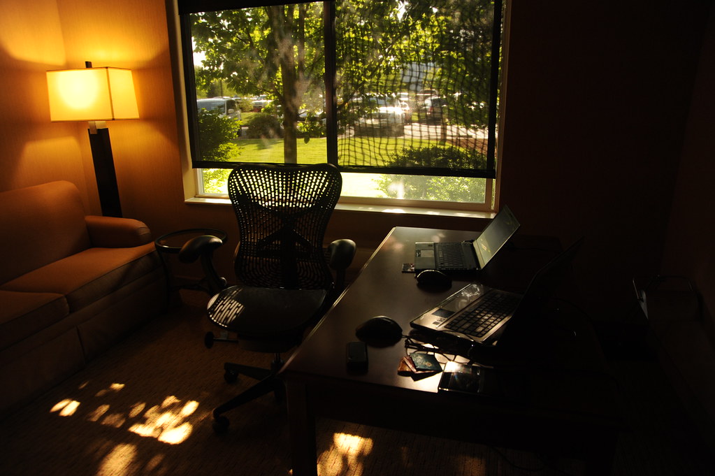 Arbeitsplatz mit Notebook und Tastatur